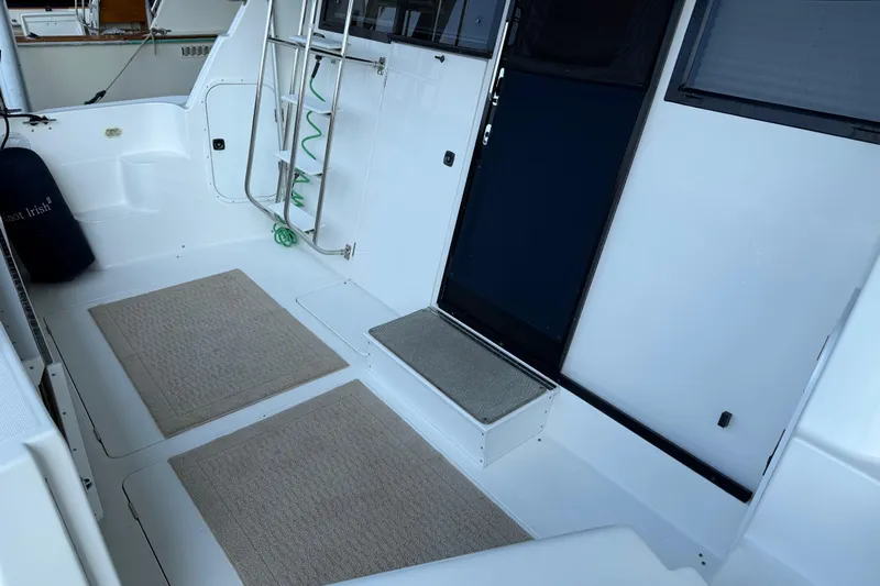  Yacht Photos Pics 1999 Bayliner 3988 Command Bridge Motoryacht deck with mats and ladder.