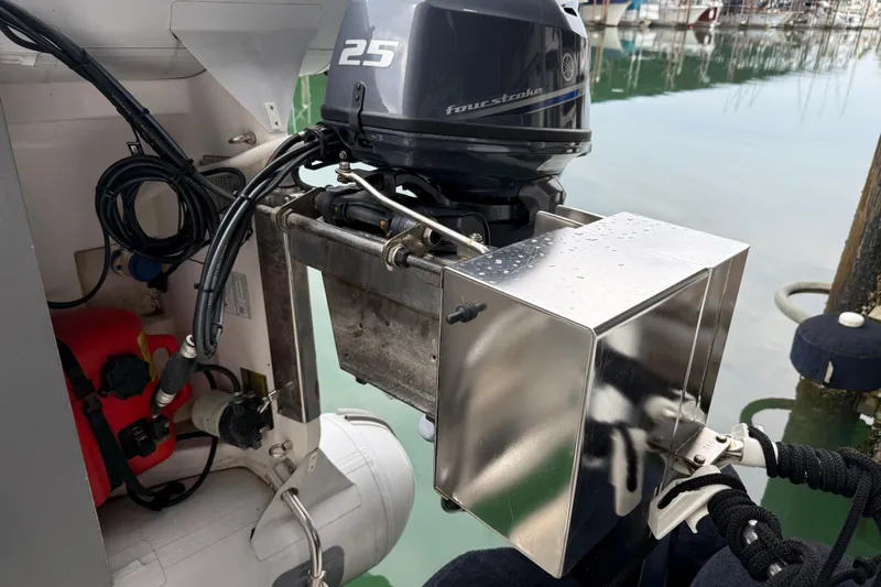  Yacht Photos Pics 1999 Bayliner 3988 Command Bridge Motoryacht with Yamaha 25 four-stroke outboard engine.