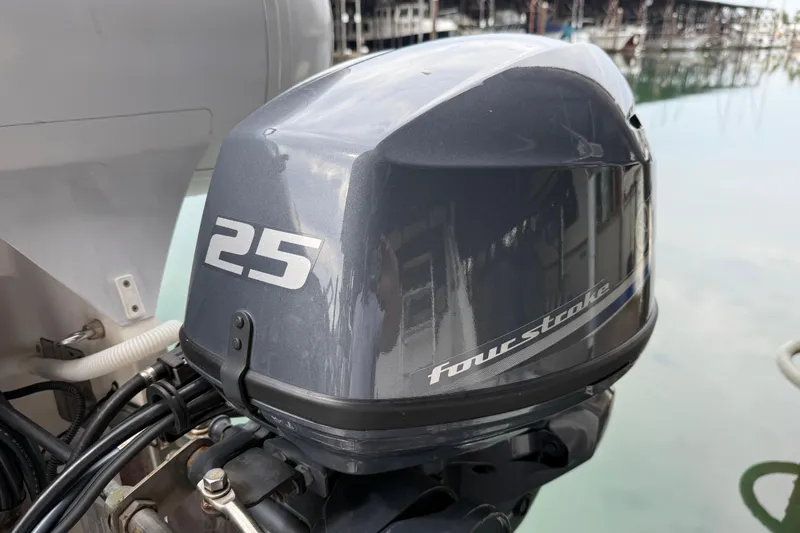  Yacht Photos Pics Outboard motor labeled "25 four-stroke" on a 1999 Bayliner 3988 Command Bridge Motoryacht.