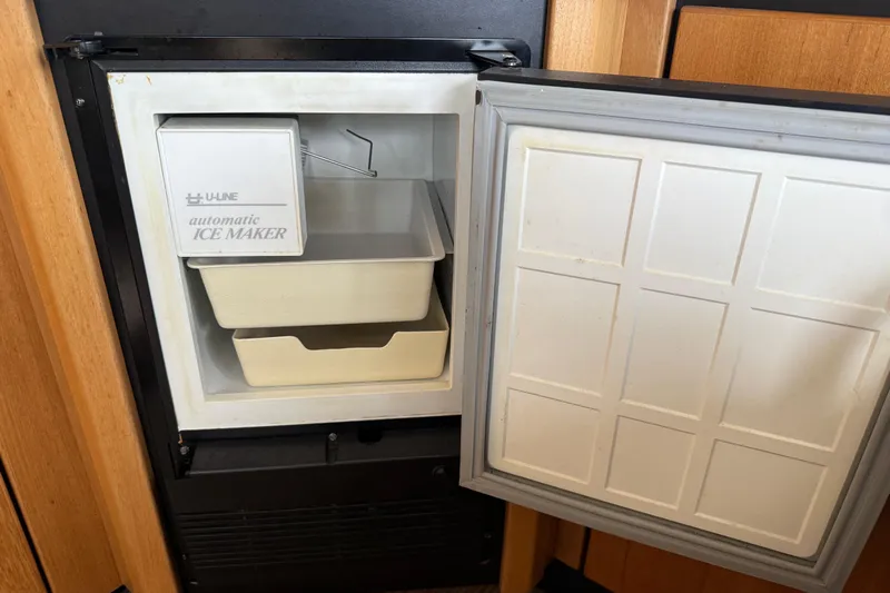  Yacht Photos Pics U-Line automatic ice maker inside 1999 Bayliner 3988 Command Bridge Motoryacht.