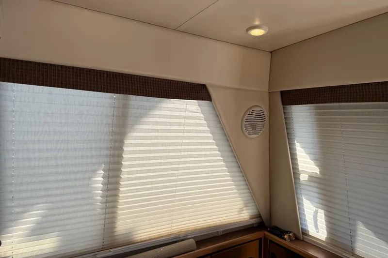  Yacht Photos Pics Interior of 1999 Bayliner 3988 yacht with blinds and ceiling light.