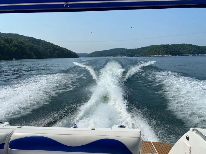  Yacht Photos Pics Wake of 2000 Cruisers Yachts 4270 Express on a scenic lake.