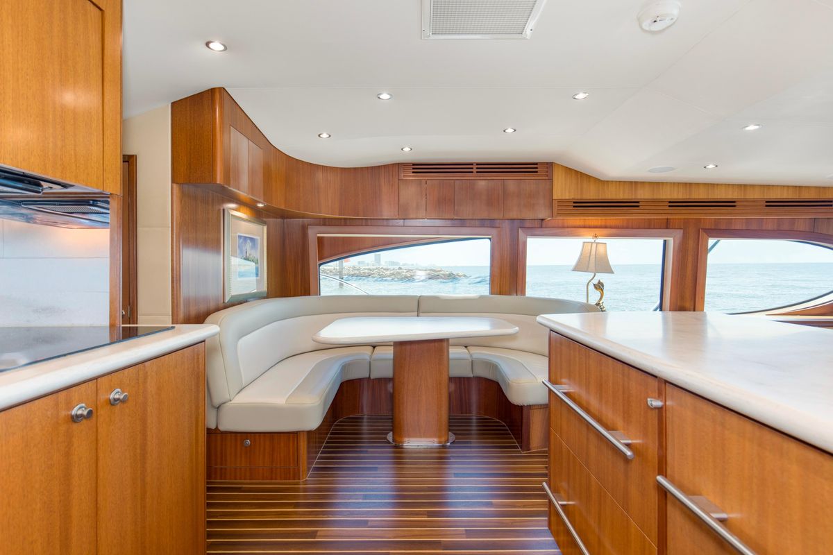 2007 Hatteras 68 