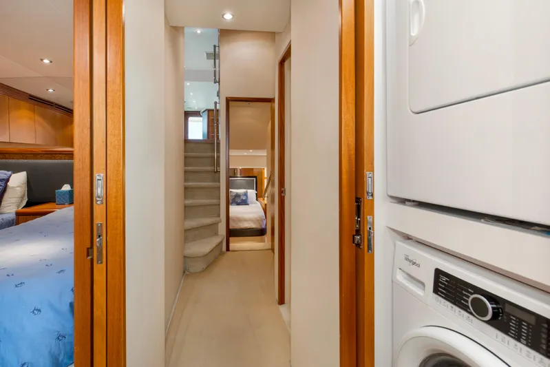 Refuge Yacht Photos Pics 2007 68 Hatteras 68 Enclosed Bridge REFUGE Companionway