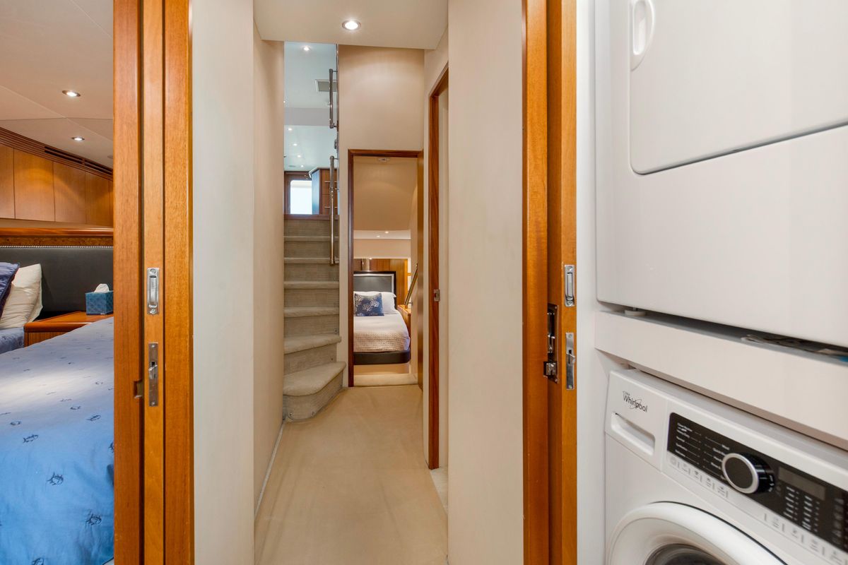 2007 Hatteras 68 