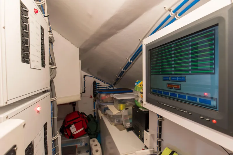 Refuge Yacht Photos Pics 2007 68 Hatteras 68 Enclosed Bridge REFUGE Brow Attic Space