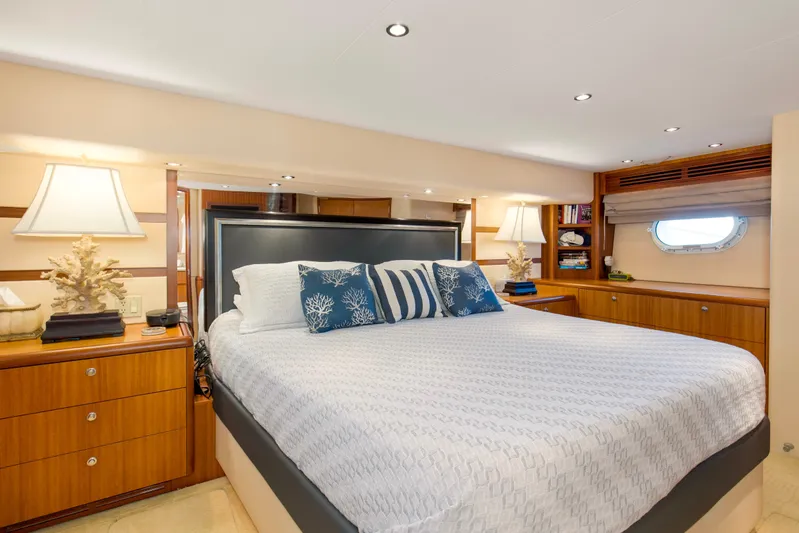 Refuge Yacht Photos Pics 2007 68 Hatteras 68 Enclosed Bridge REFUGE Master Stateroom