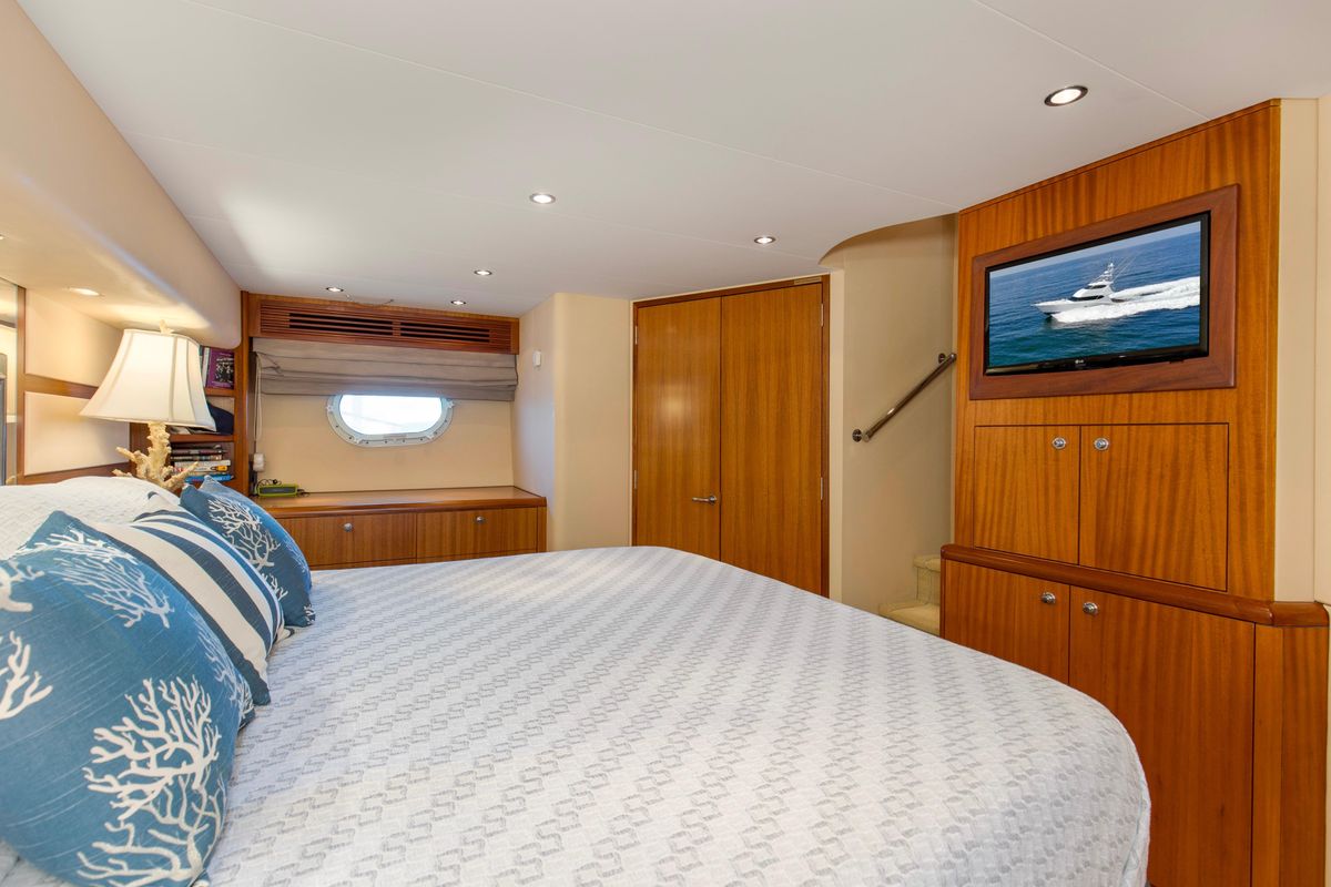 2007 Hatteras 68 