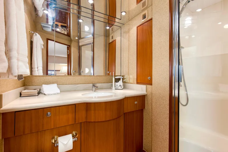 Refuge Yacht Photos Pics 2007 68 Hatteras 68 Enclosed Bridge REFUGE Master Head