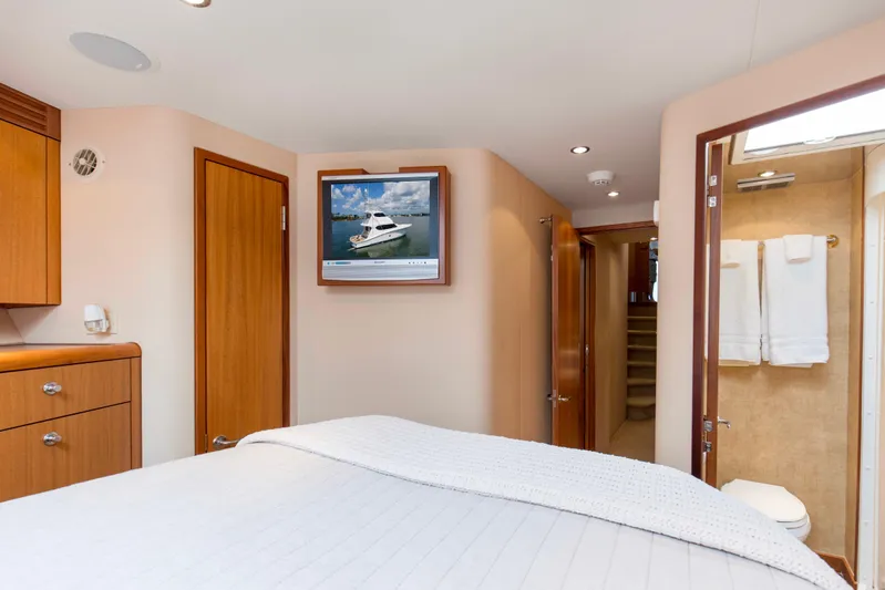 Refuge Yacht Photos Pics 2007 68 Hatteras 68 Enclosed Bridge REFUGE Forward VIP Stateroom