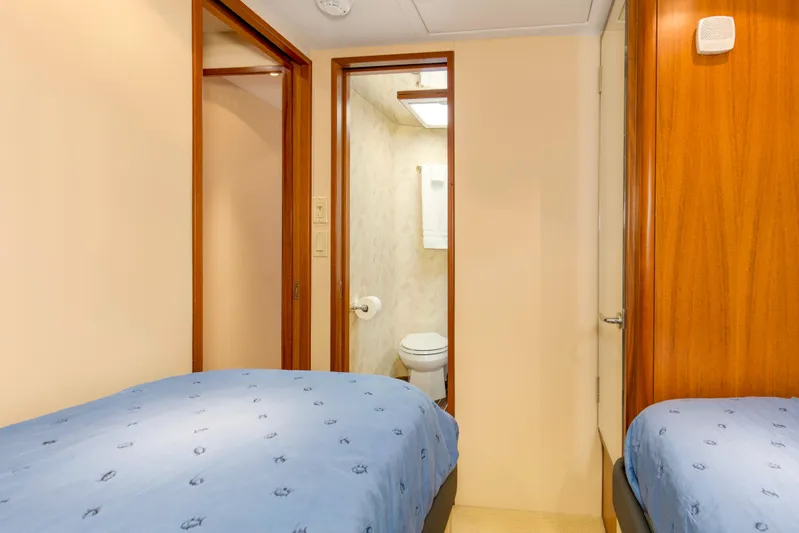 Refuge Yacht Photos Pics 2007 68 Hatteras 68 Enclosed Bridge REFUGE Starboard Forward Stateroom