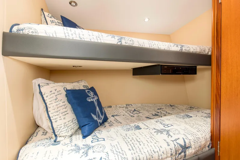 Refuge Yacht Photos Pics 2007 68 Hatteras 68 Enclosed Bridge REFUGE Port Bunk Stateroom