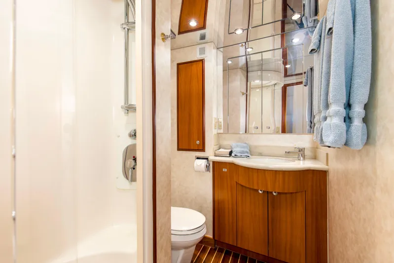 Refuge Yacht Photos Pics 2007 68 Hatteras 68 Enclosed Bridge REFUGE Port Day Head