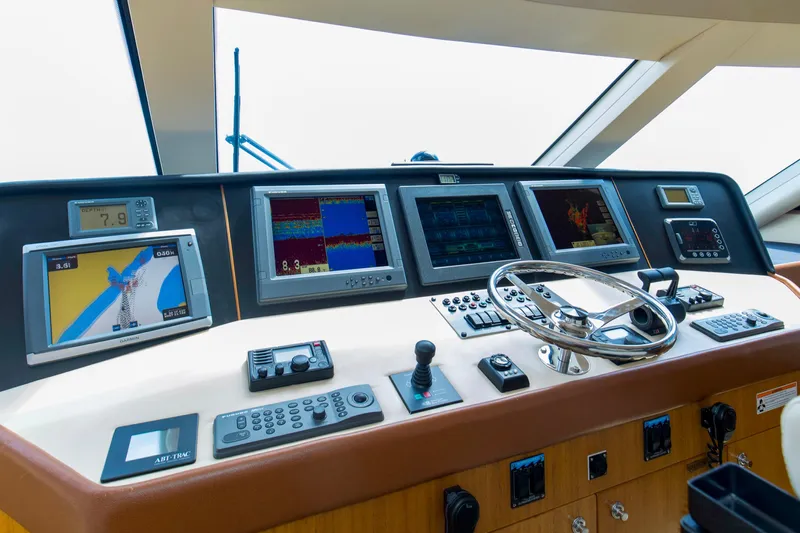 Refuge Yacht Photos Pics 2007 68 Hatteras 68 Enclosed Bridge REFUGE Electronics