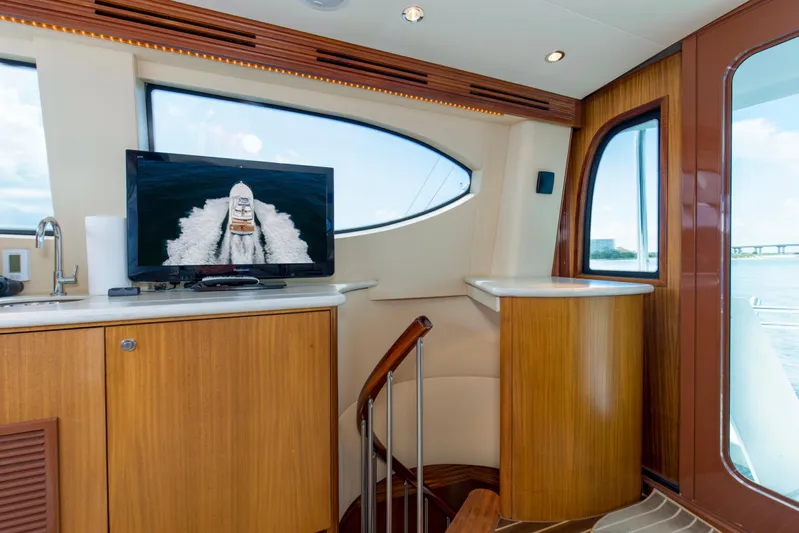 Refuge Yacht Photos Pics 2007 68 Hatteras 68 Enclosed Bridge REFUGE Flybridge