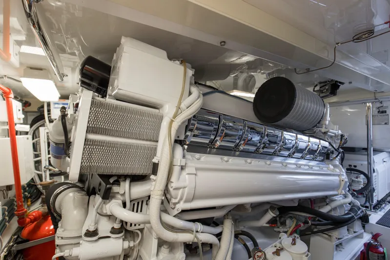 Refuge Yacht Photos Pics 2007 68 Hatteras 68 Enclosed Bridge REFUGE Engine Room
