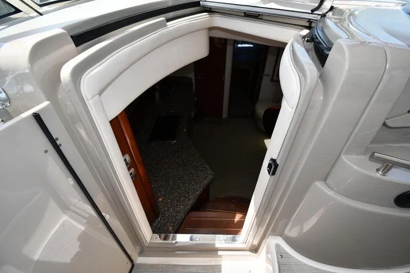 Day Off Yacht Photos Pics 2009 Sea Ray 40 Sundancer cabin entrance with steps and interior view.