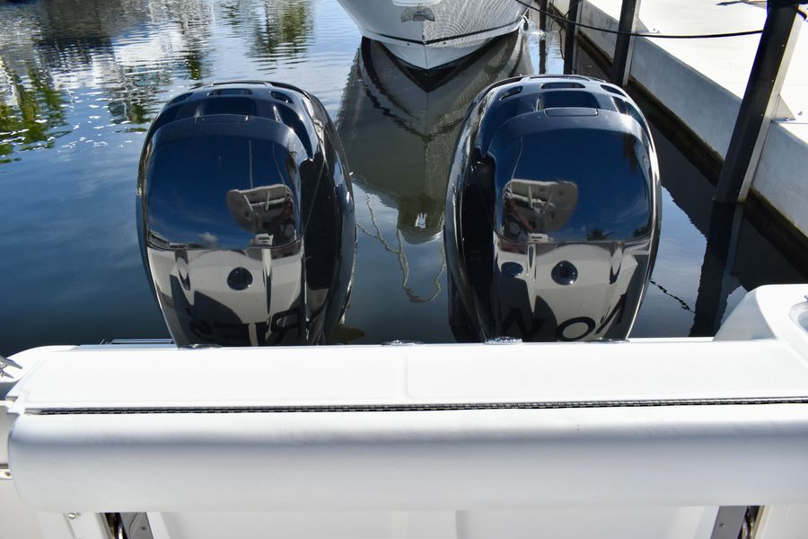 2010 Boston Whaler 320 Outrage