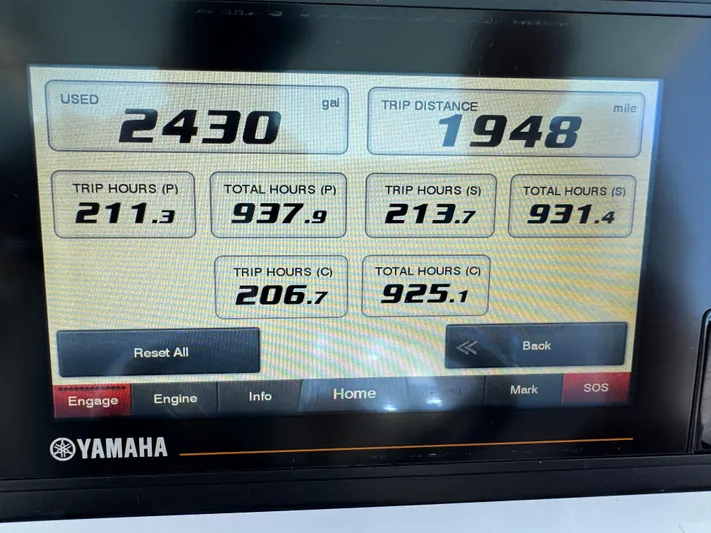  Yacht Photos Pics Yamaha engine display showing fuel usage, trip distance, and engine hours for Contender 39 Fisharound 2021.