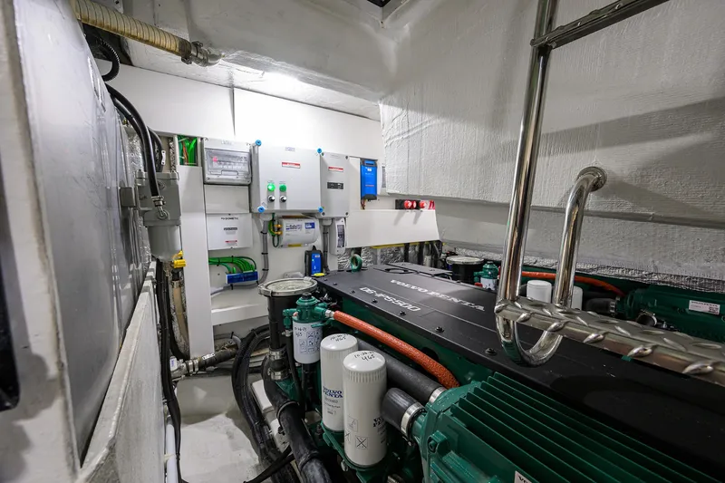 Field Office Yacht Photos Pics 2021 Galeon - Engine room