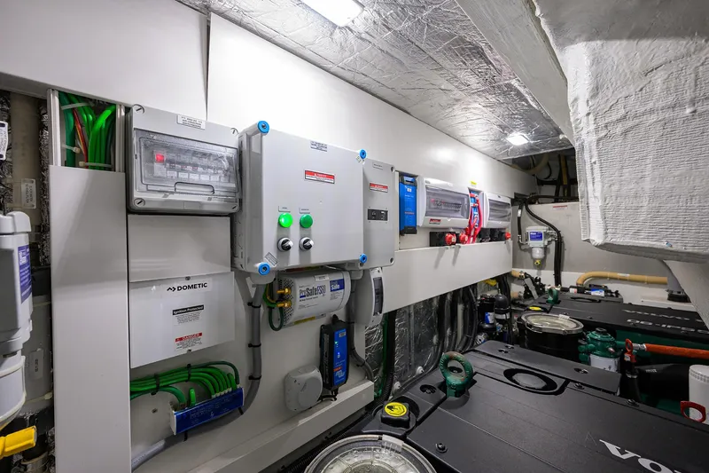 Field Office Yacht Photos Pics 2021 Galeon - Engine room
