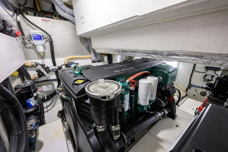 Field Office Yacht Photos Pics 2021 Galeon - Engine room