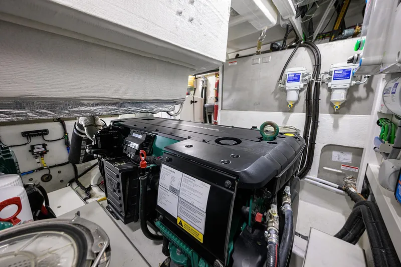 Field Office Yacht Photos Pics 2021 Galeon - Engine room