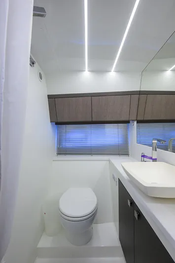 Field Office Yacht Photos Pics 2021 Galeon - Forward head