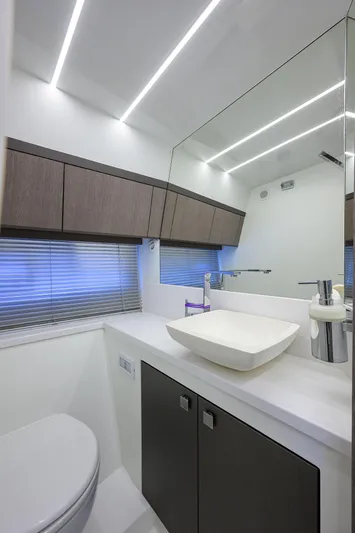 Field Office Yacht Photos Pics 2021 Galeon - Forward head