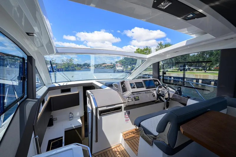 Field Office Yacht Photos Pics 2021 Galeon - Helm