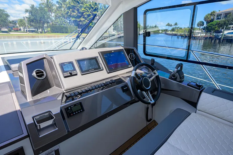 Field Office Yacht Photos Pics 2021 Galeon - Helm