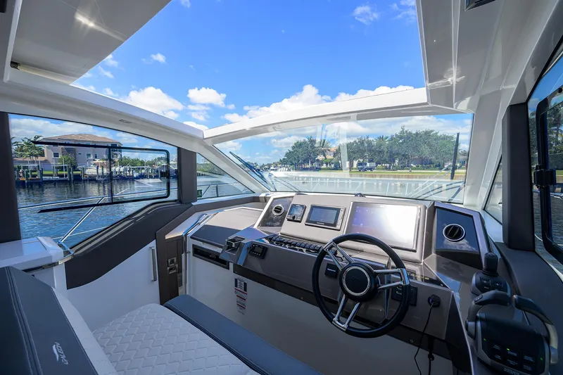 Field Office Yacht Photos Pics 2021 Galeon - Helm