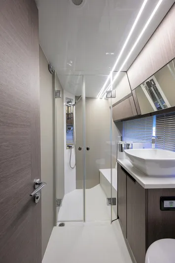 Field Office Yacht Photos Pics 2021 Galeon - Master Head