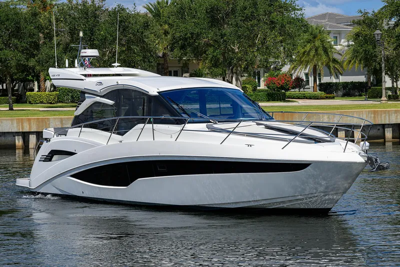 Field Office Yacht Photos Pics 2021 Galeon - Exterior profile on the water