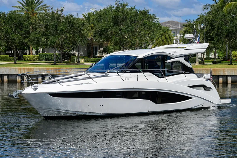 Field Office Yacht Photos Pics 2021 Galeon - Exterior profile on the water