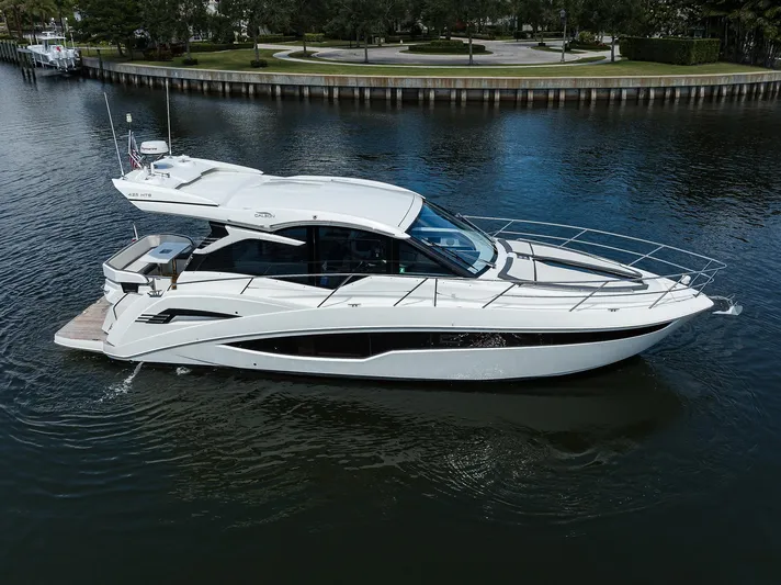 Field Office Yacht Photos Pics 2021 Galeon - Exterior profile on the water
