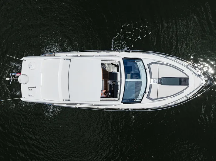 Field Office Yacht Photos Pics 2021 Galeon - Exterior profile on the water