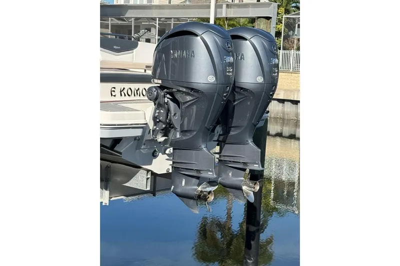 E Komo Mai Yacht Photos Pics 2021 Robalo R317 Dual Console with twin Yamaha outboard engines, docked by the water.