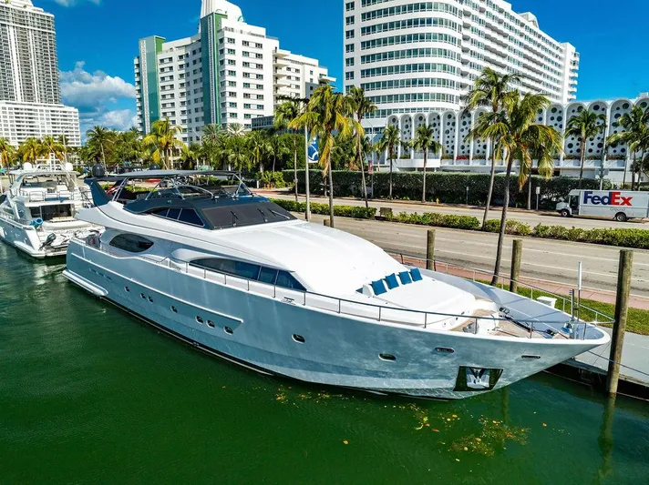 Sinpatico Yacht Photos Pics 
