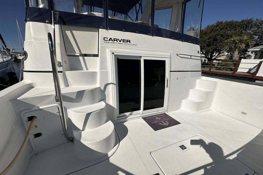 2001 Carver 444 Cockpit Motor Yacht