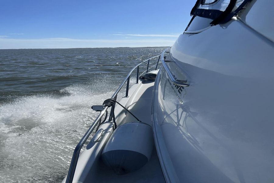 2001 Carver 444 Cockpit Motor Yacht