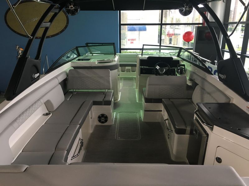 2021 Sea Ray SDX 290 Outboard