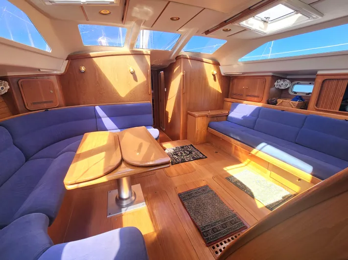 Independence Yacht Photos Pics Salon looking forward