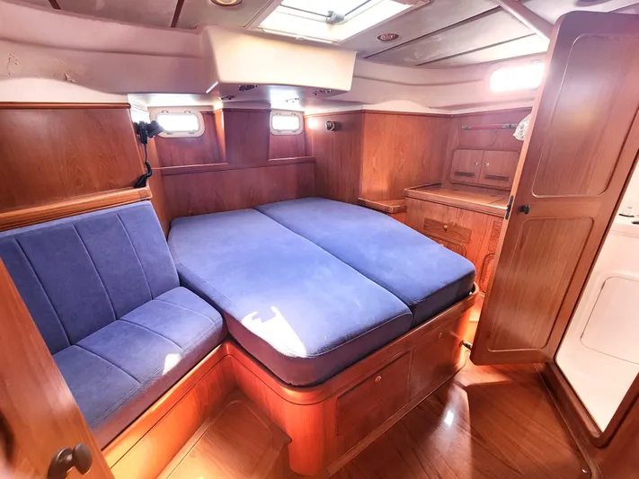 Independence Yacht Photos Pics Master stateroom