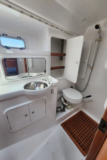 Independence Yacht Photos Pics Aft head