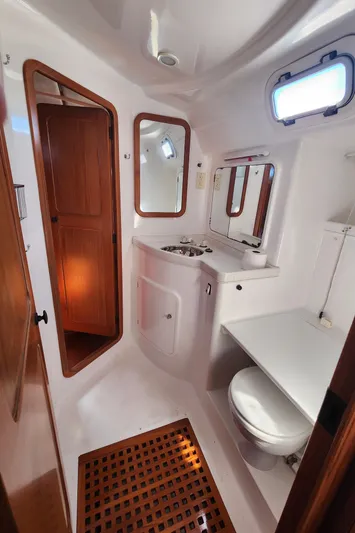 Independence Yacht Photos Pics Forward head