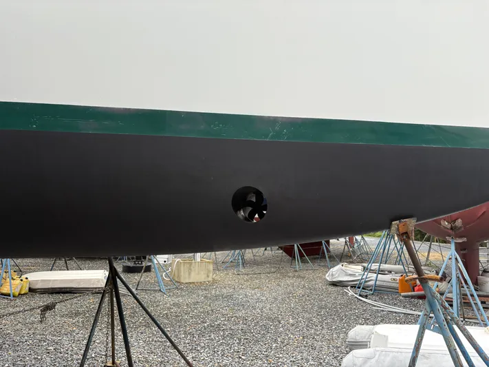 At Last Yacht Photos Pics 2004 Beneteau Oceanis 473 sailboat hull with visible bow thruster, supported on stands.