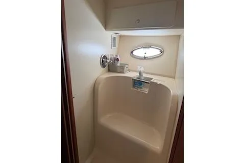  Yacht Photos Pics 2006 Silverton 42 Convertible yacht bathroom with oval window and shower amenities.