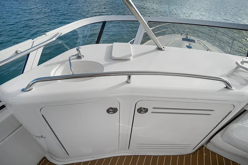 Our Trade Yacht Photos Pics 2001 Sea Ray 480 Sedan Bridge yacht deck with sink and storage cabinets.