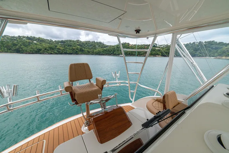 Annie Girl Yacht Photos Pics Custom Carolina 49 Ricky Gillikan 1997 yacht interior with helm chair and ocean view.